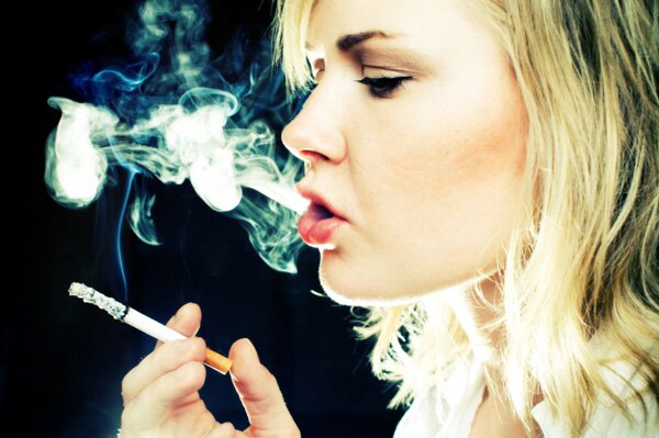 Курящая женщина